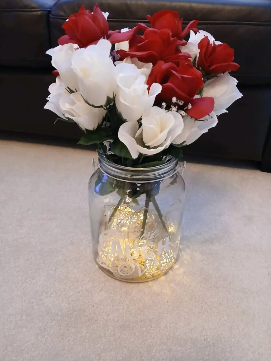 Vase with artificial flowers and lights - Image 1