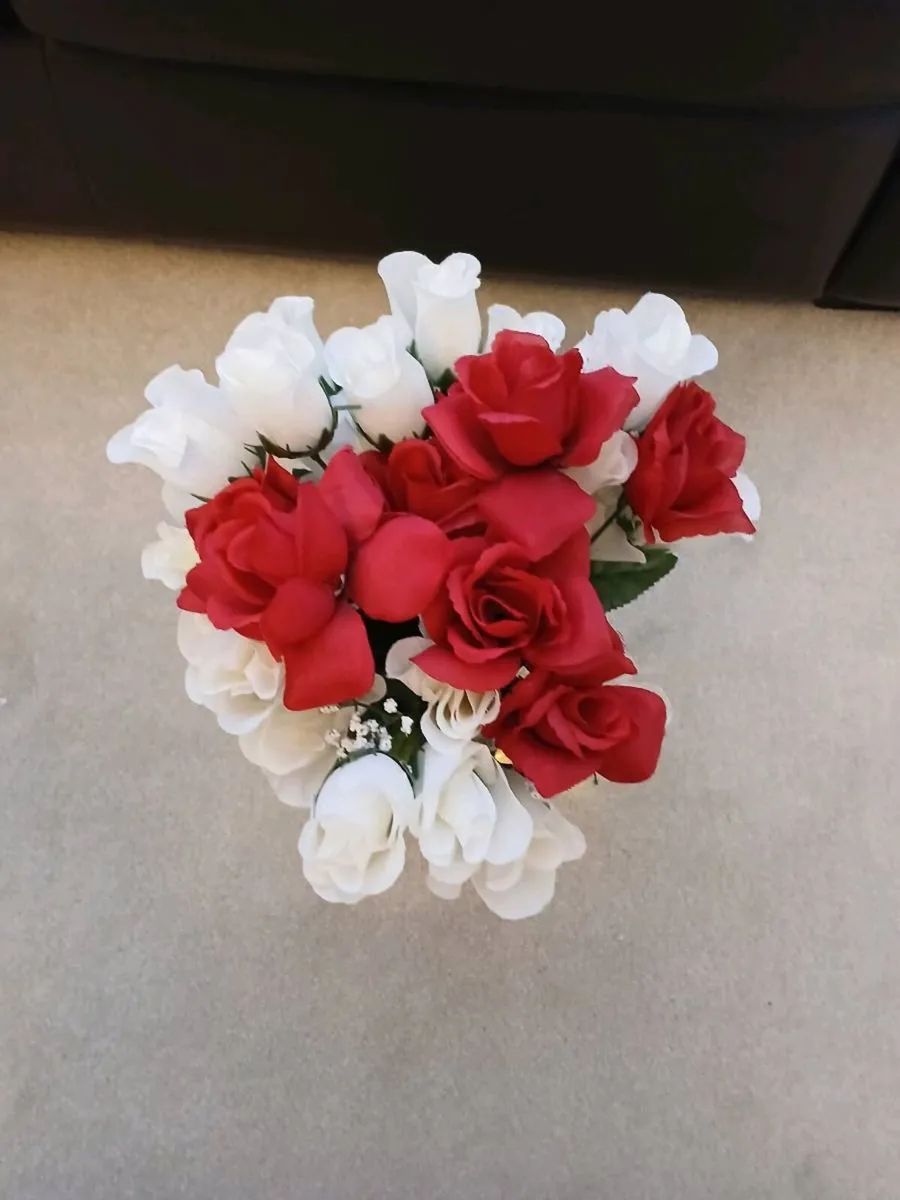 Vase with artificial flowers and lights - Image 2