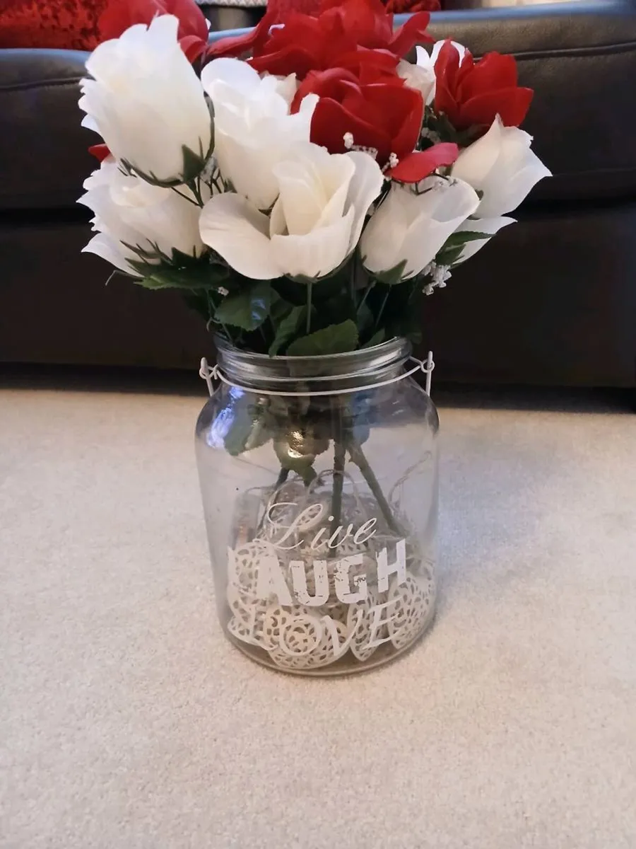 Vase with artificial flowers and lights - Image 3