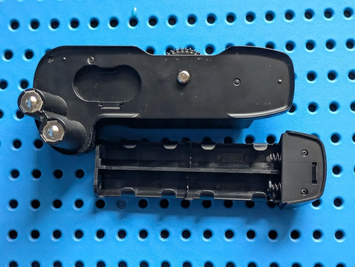 Nikon MB-16 AA battery grip for Nikon F80 - Image 2