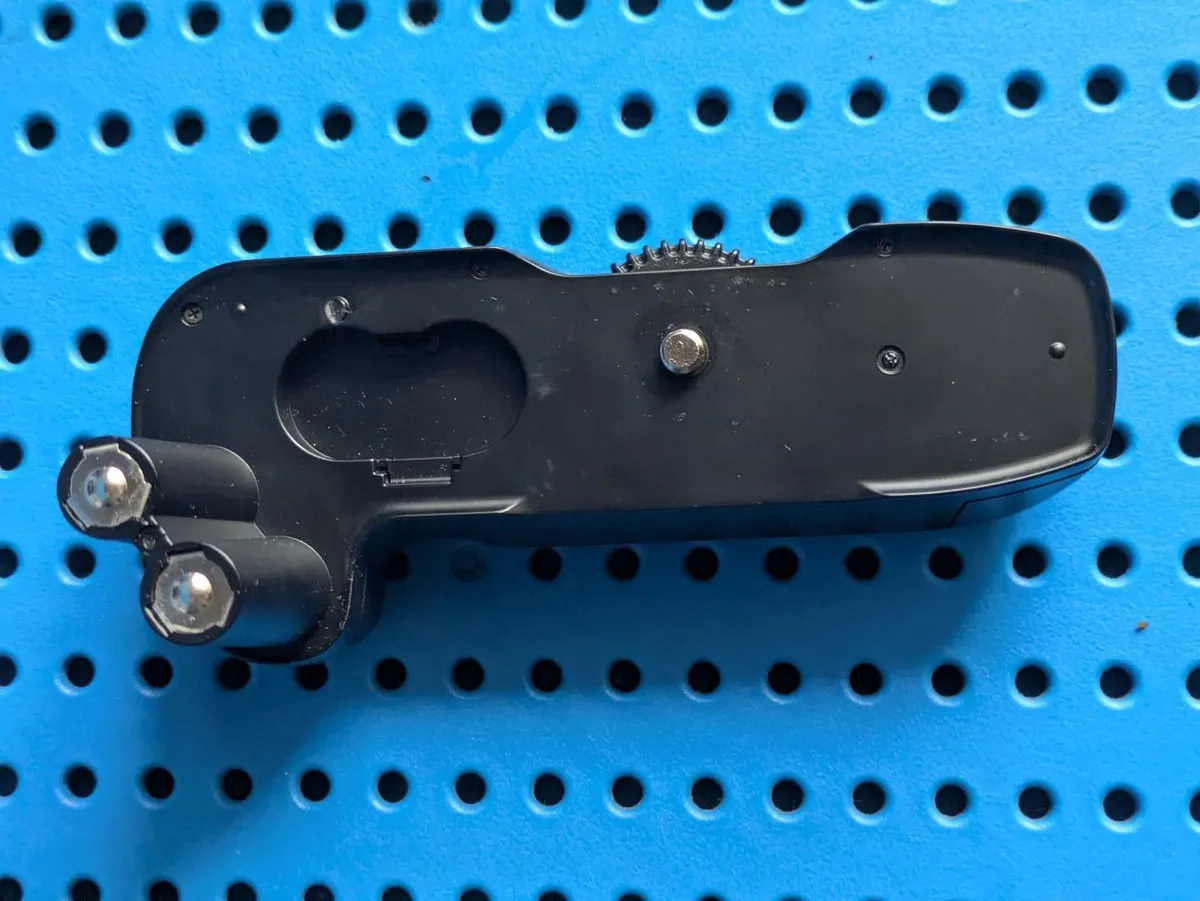 Nikon MB-16 AA battery grip for Nikon F80 - Image 3