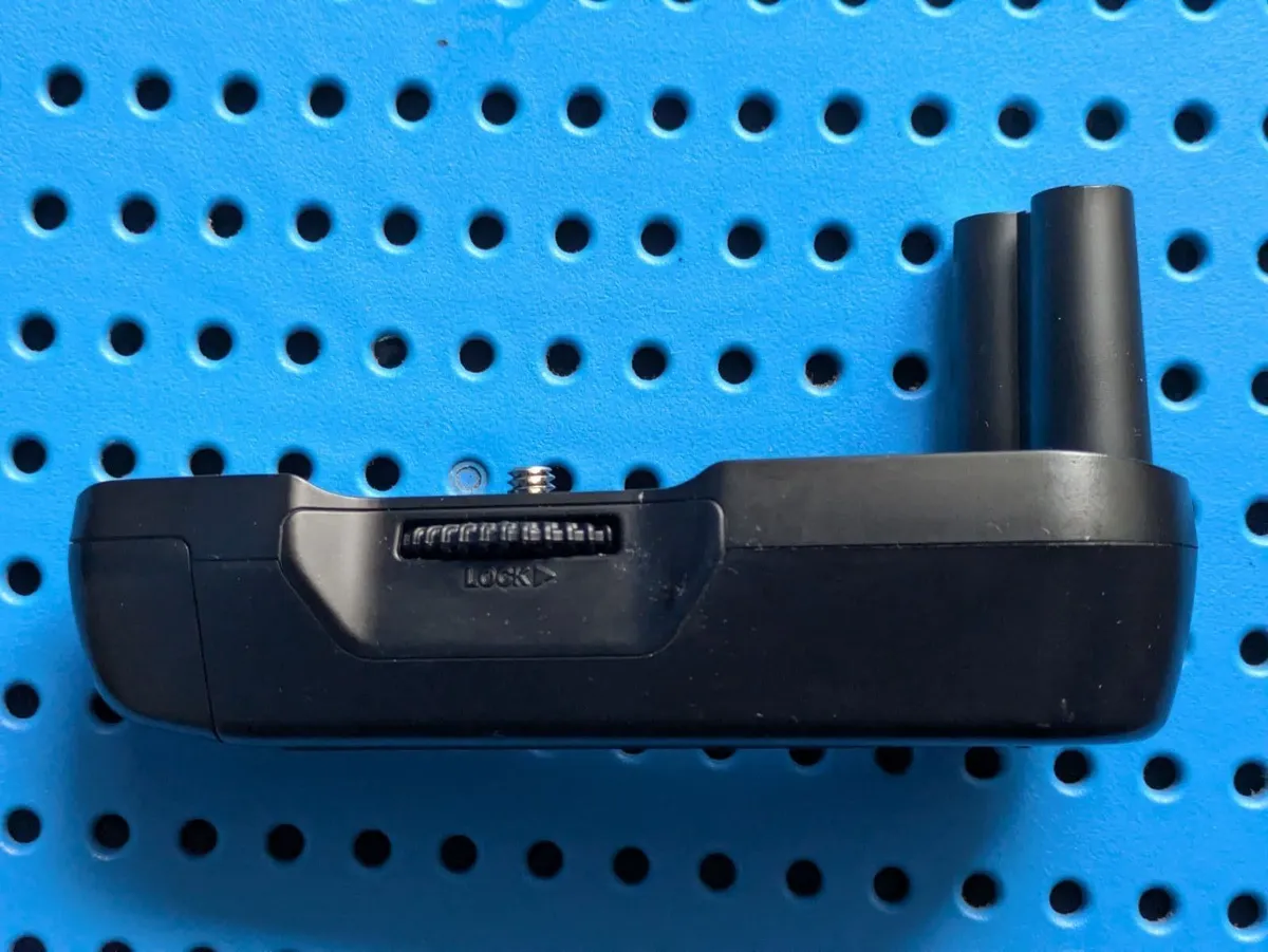 Nikon MB-16 AA battery grip for Nikon F80 - Image 1