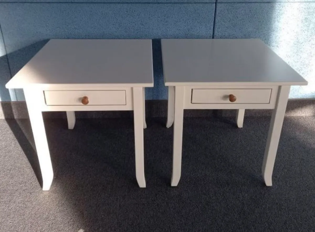 2 solid heavy wood side tables with matching coffe - Image 1