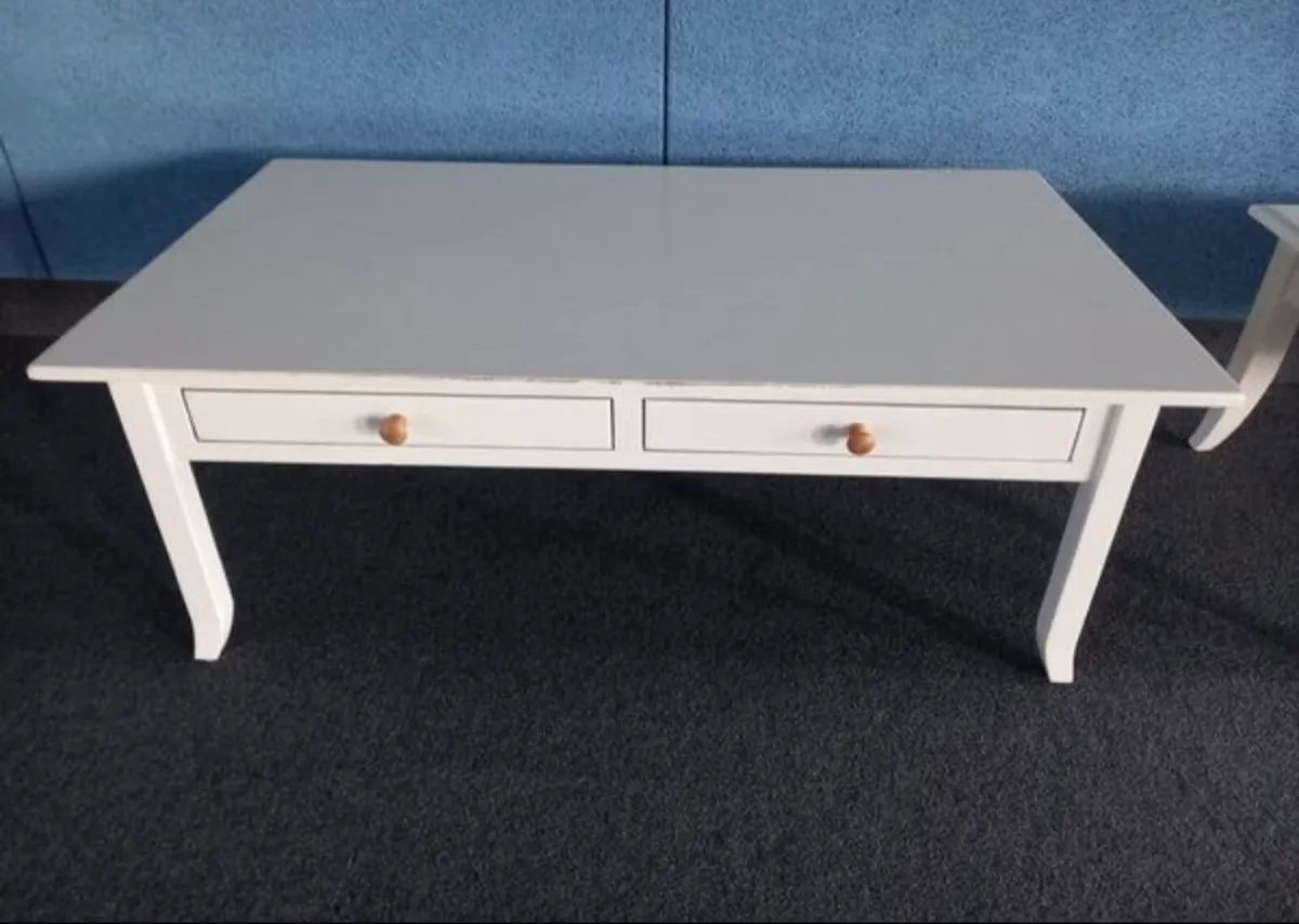 2 solid heavy wood side tables with matching coffe - Image 4