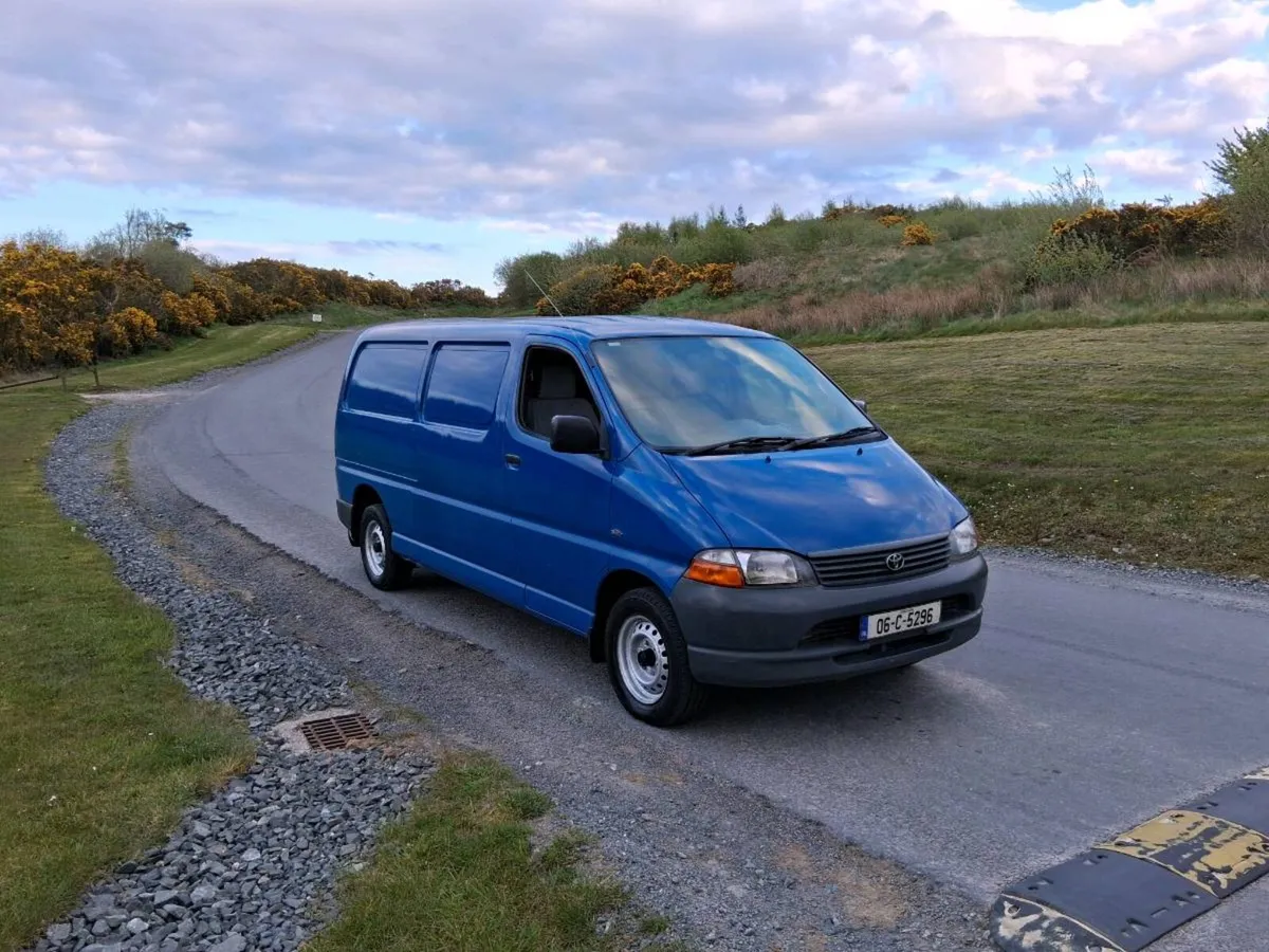 €4600 2006 Hiace new cvrt mint van €4600 - Image 1