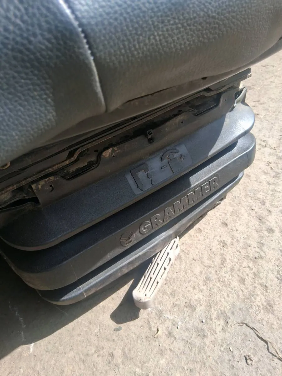 Tractor seat - Image 3