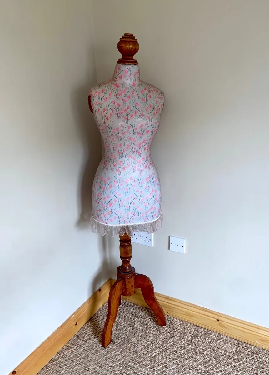Floral mannequin - Image 1
