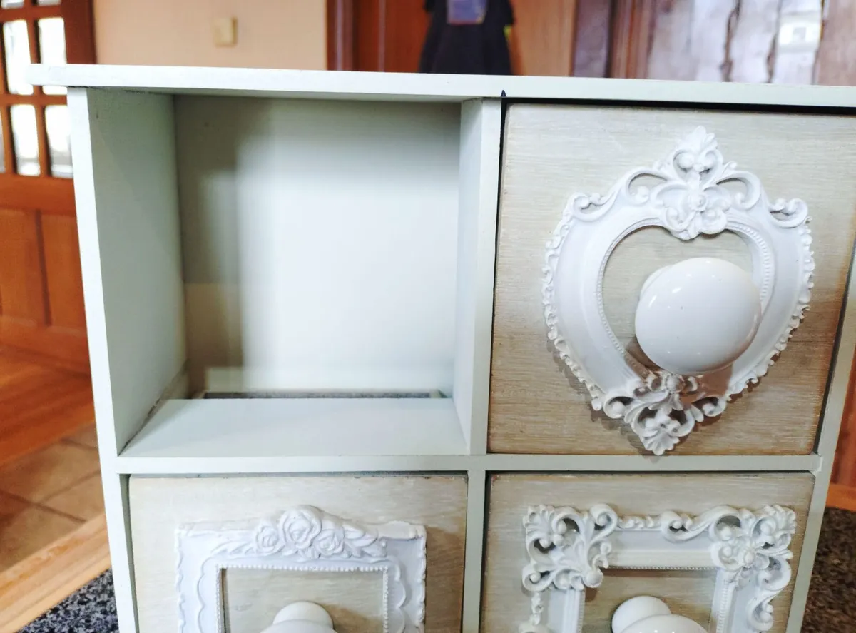SMALL CHEST OF DRAWERS (USED). - Image 2