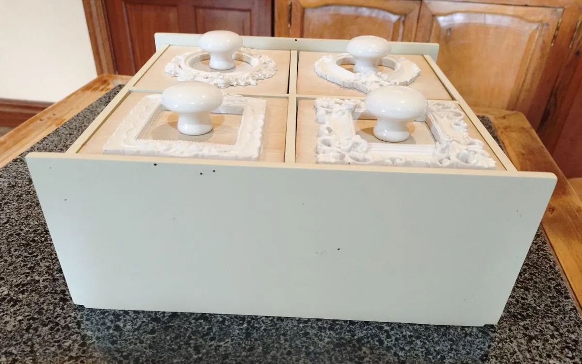 SMALL CHEST OF DRAWERS (USED). - Image 4