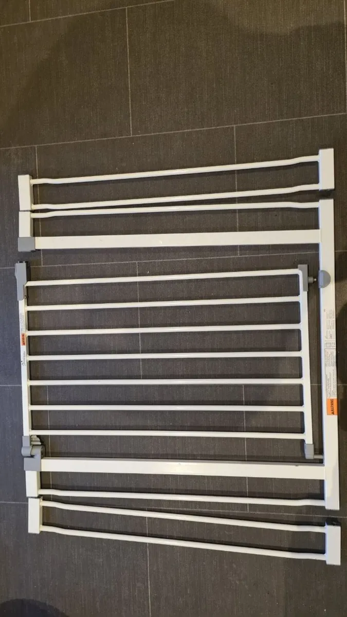 2x baby safety gates with 5 extension pieces- - Image 2