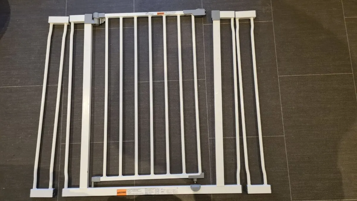 2x baby safety gates with 5 extension pieces- - Image 1