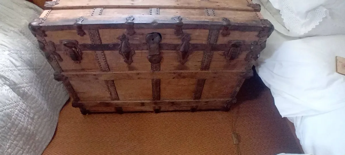ANTIQUE PINE TRUNK - Image 2