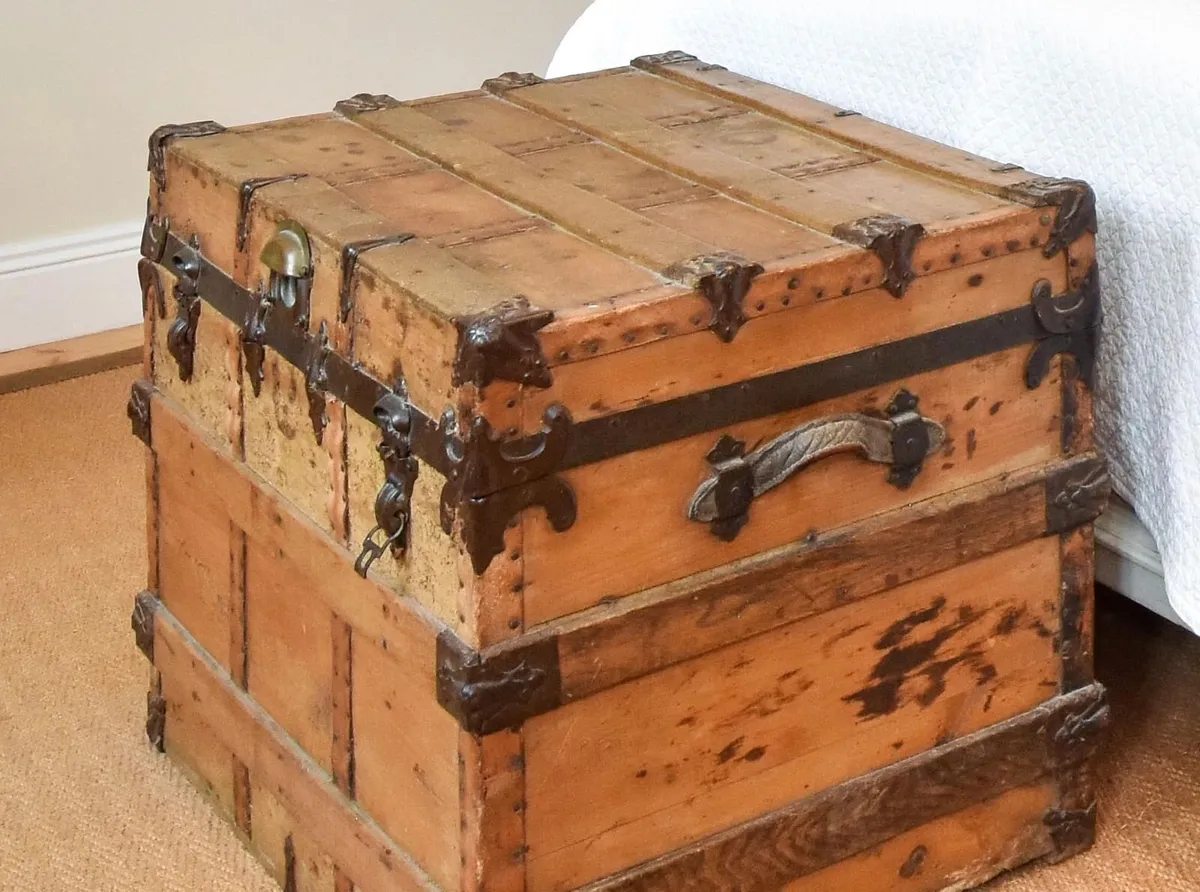 ANTIQUE PINE TRUNK - Image 4