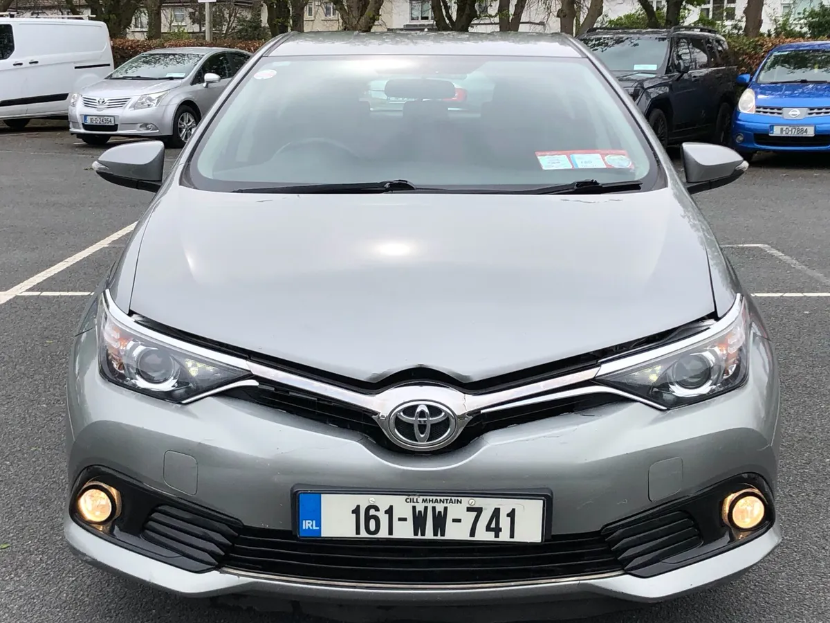 Toyota Auris 2016 1.4D4D,LIGHT DAMAGE ON THE FRONT - Image 4