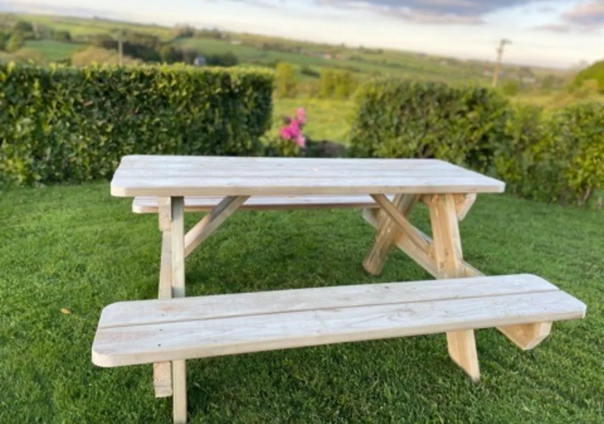 Picnic table - Image 1