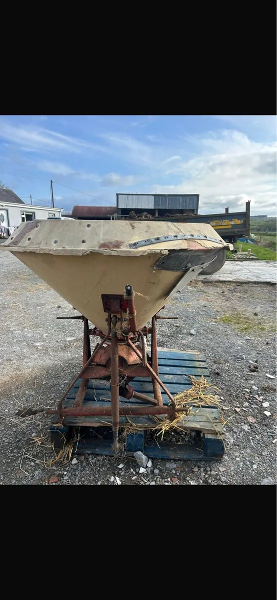 Fertiliser spreader - Image 3
