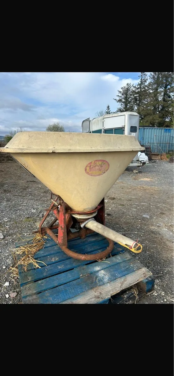 Fertiliser spreader - Image 1