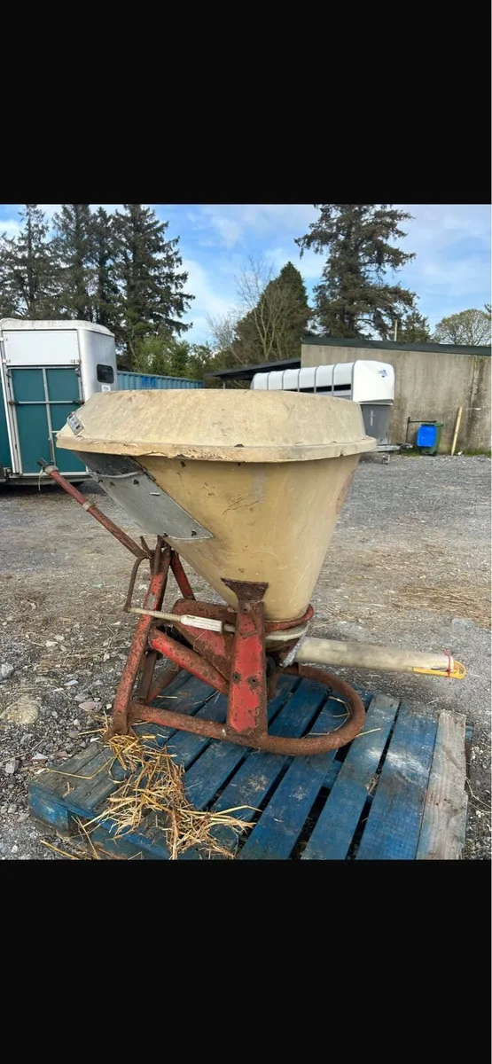 Fertiliser spreader - Image 2