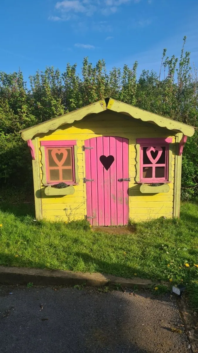 Large wooden children's playhouse - Image 1