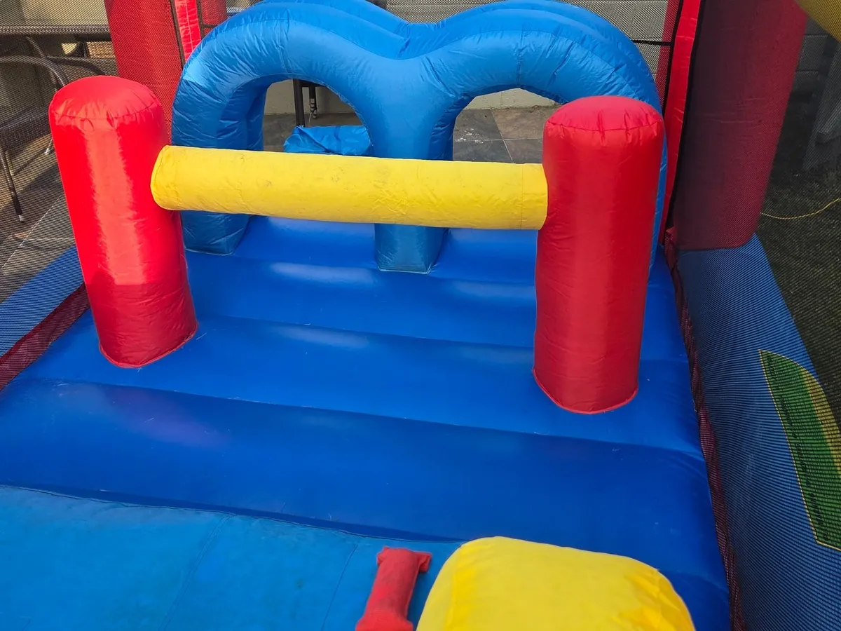 Bouncy castle summer fun - Image 2