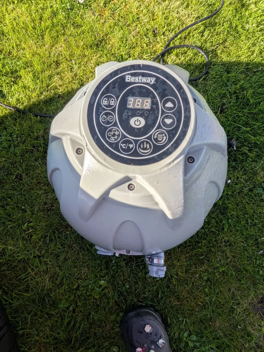 3 Person Inflatable Hot Tub - Image 4