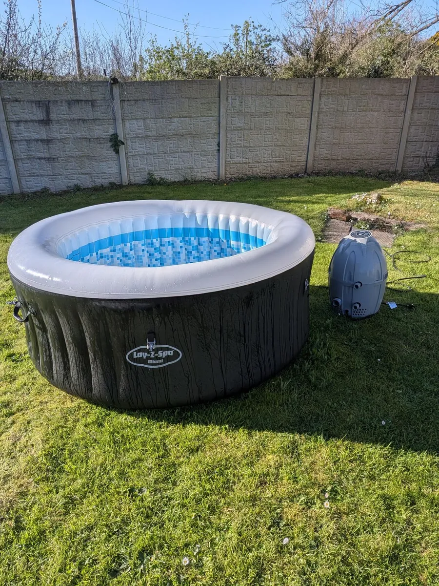 3 Person Inflatable Hot Tub - Image 1