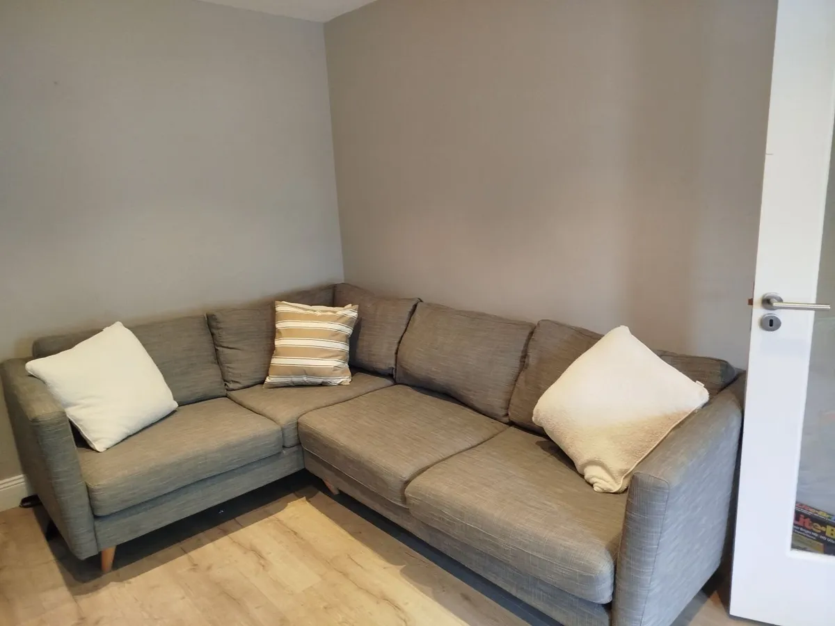 Corner couch - Image 1