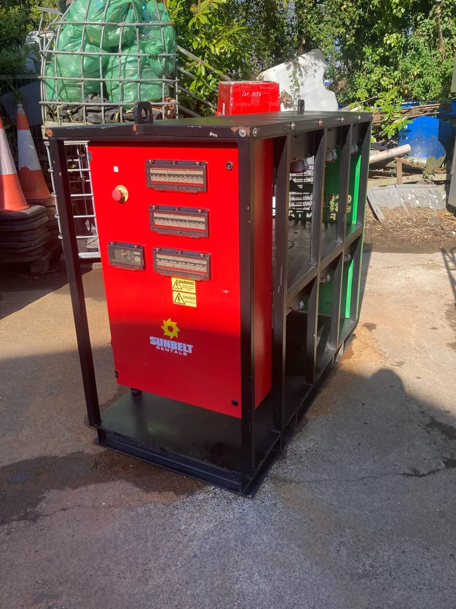 3 phase and 110 volts distribution bench. - Image 1