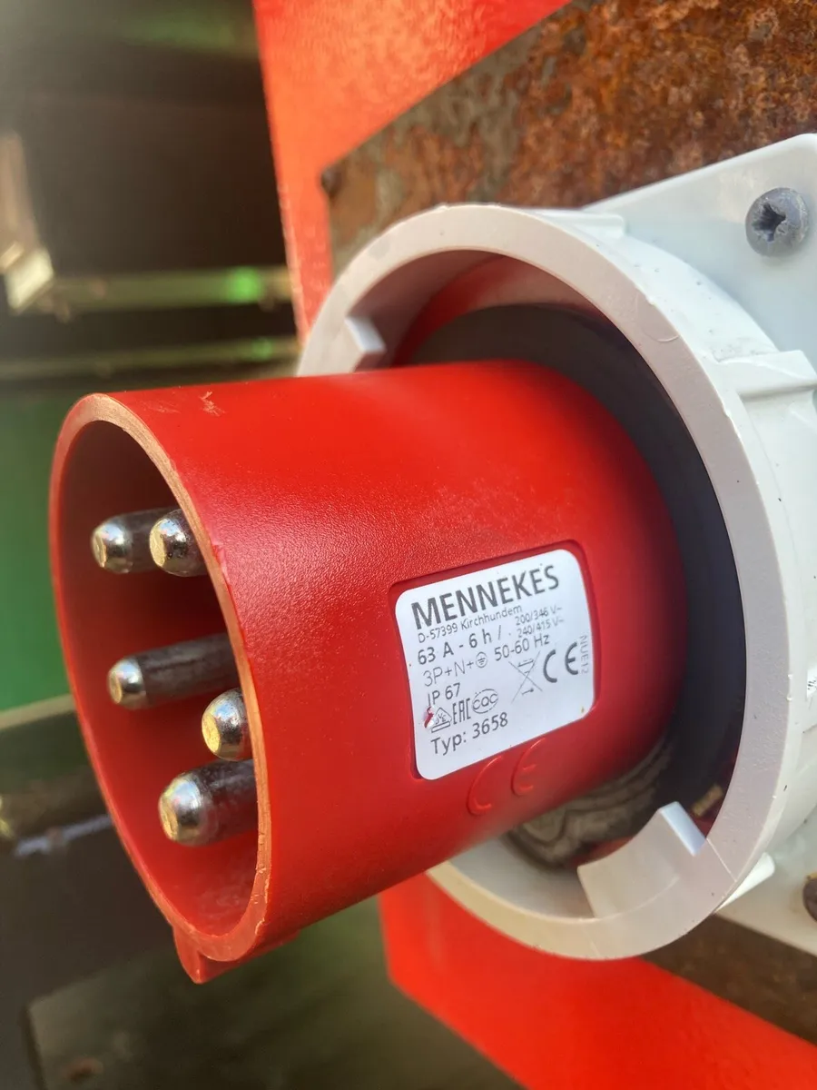 3 phase and 110 volts distribution bench. - Image 4