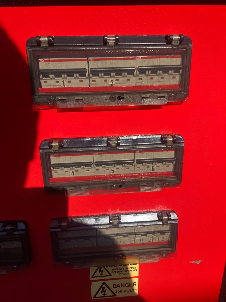 3 phase and 110 volts distribution bench. - Image 3