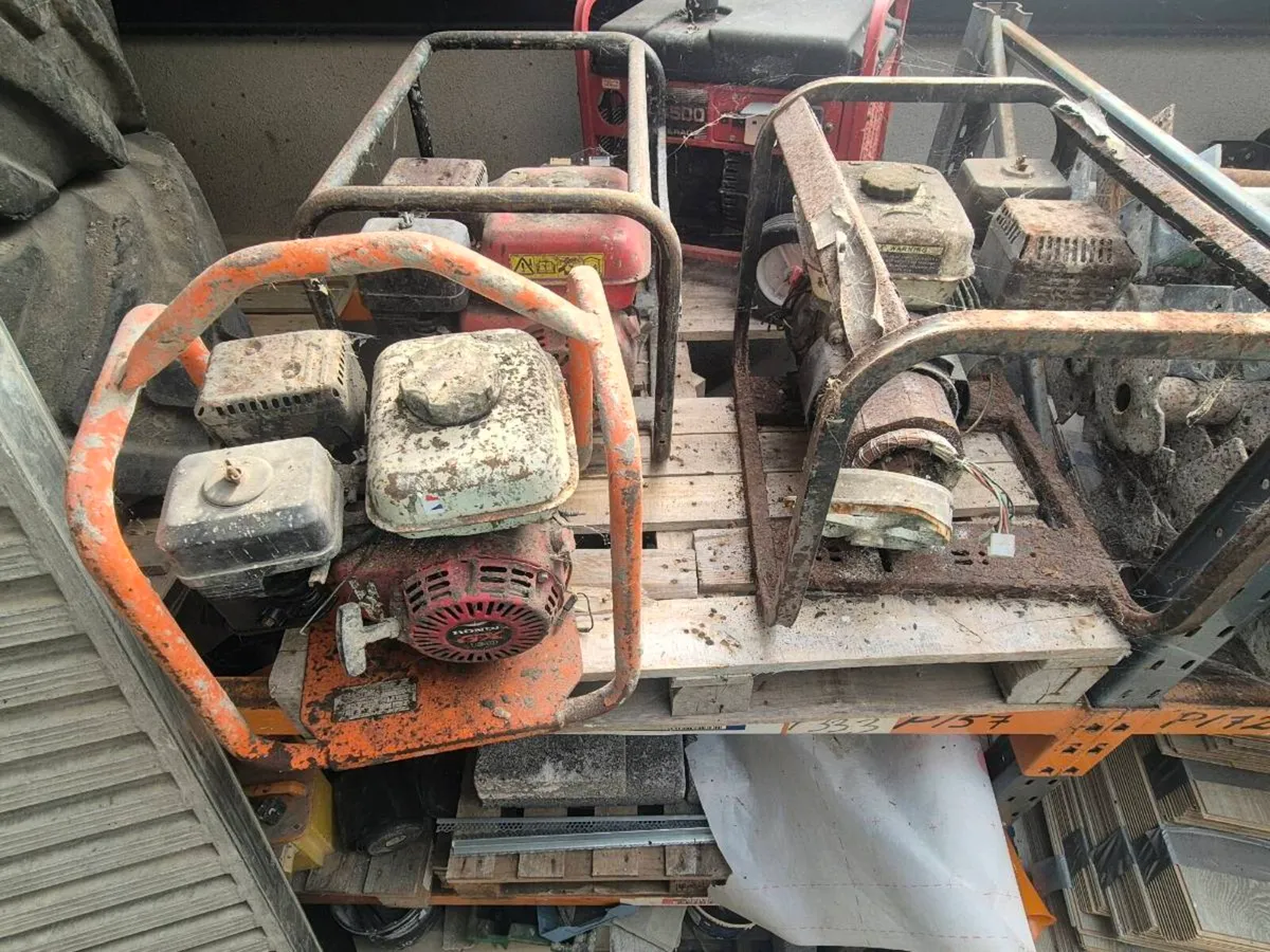 Joblot of generators and poker engine - Image 1