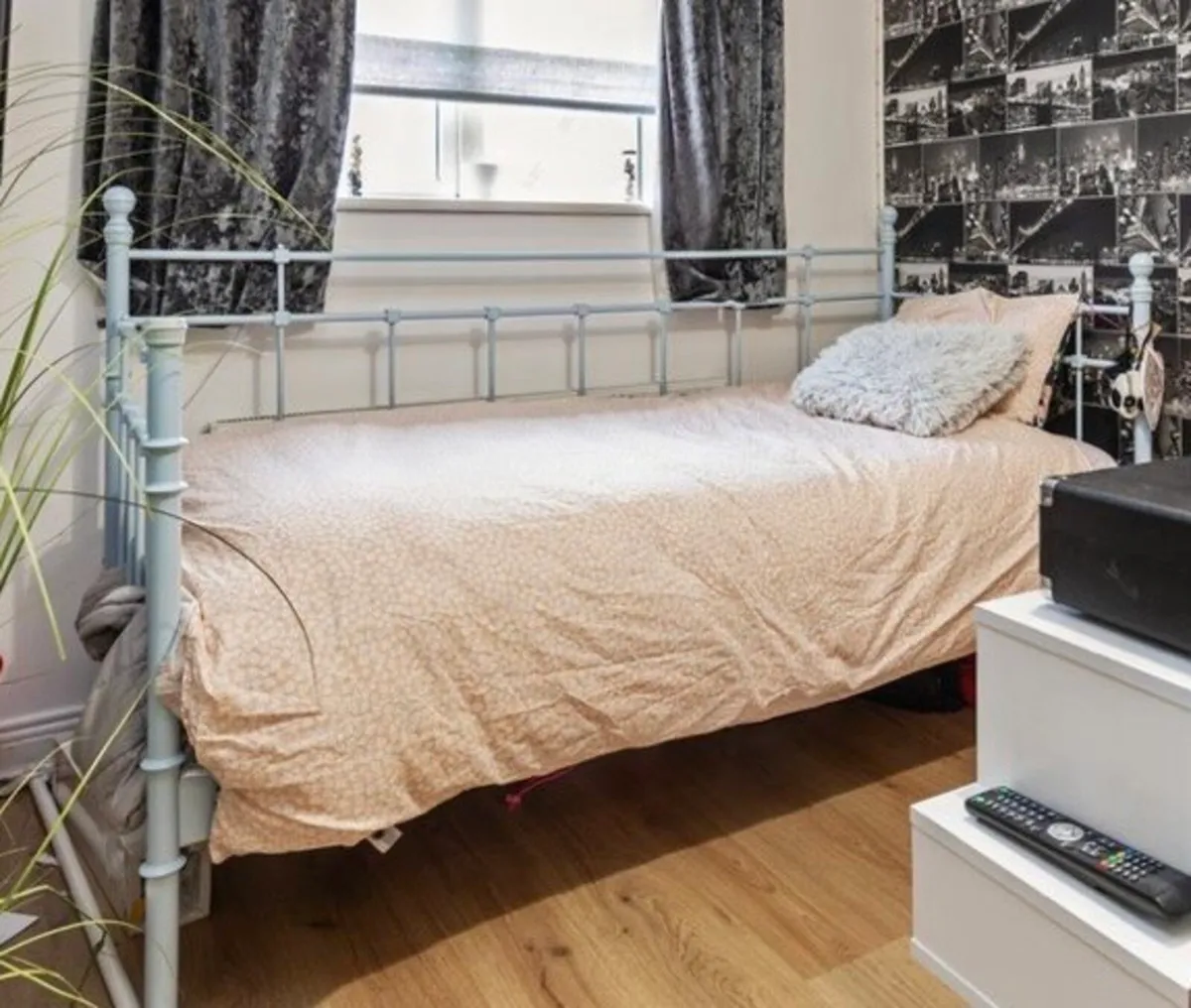 Blue day bed - Image 1