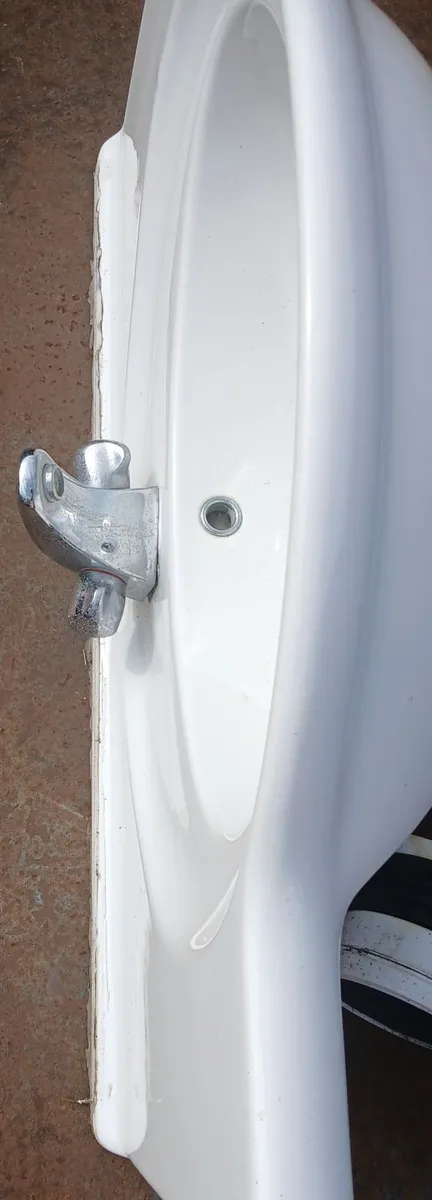 Bathroom sinks - Image 1