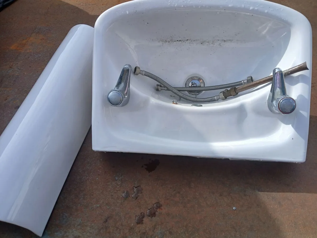 Bathroom sinks - Image 3