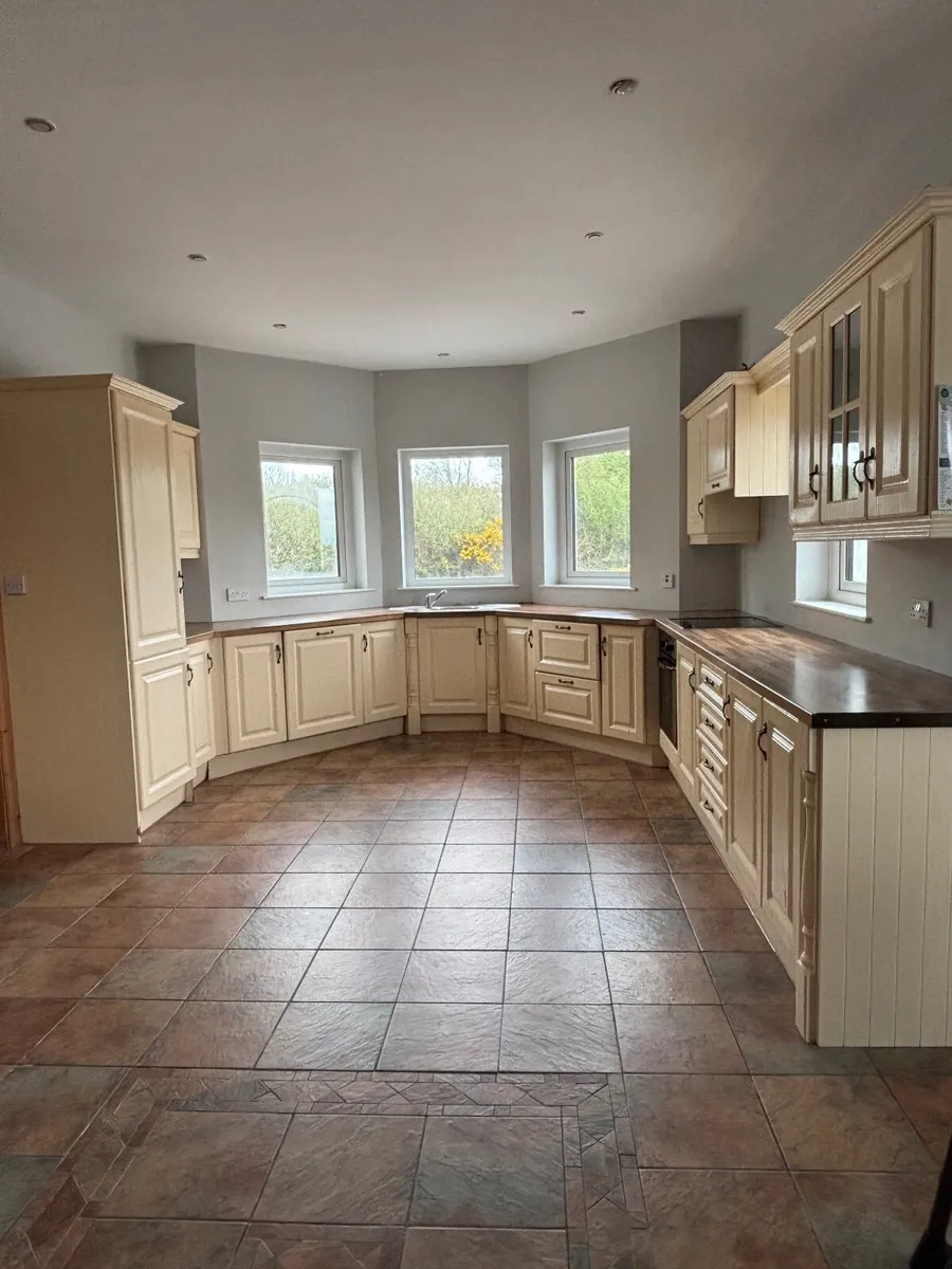Fitted Kitchen - Includes fridge freezer - Image 1