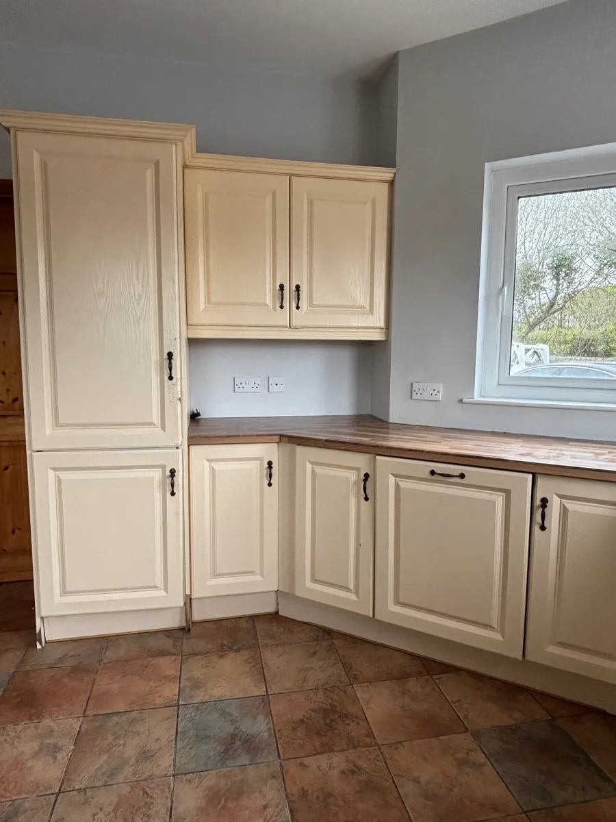 Fitted Kitchen - Includes fridge freezer - Image 2