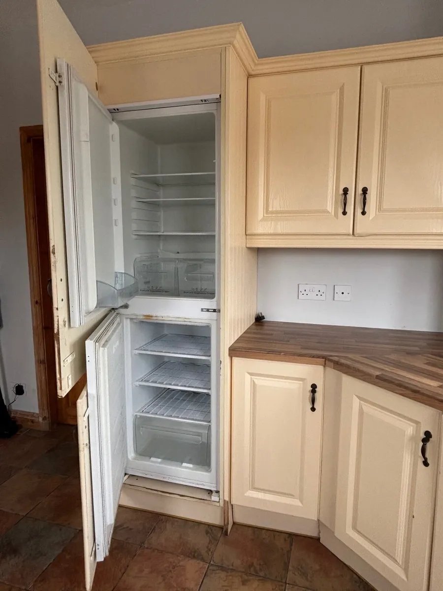 Fitted Kitchen - Includes fridge freezer - Image 3