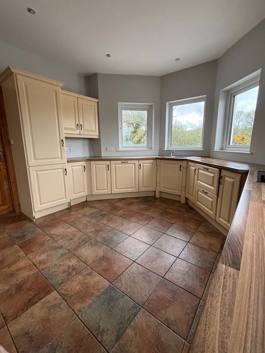 Fitted Kitchen - Includes fridge freezer - Image 4