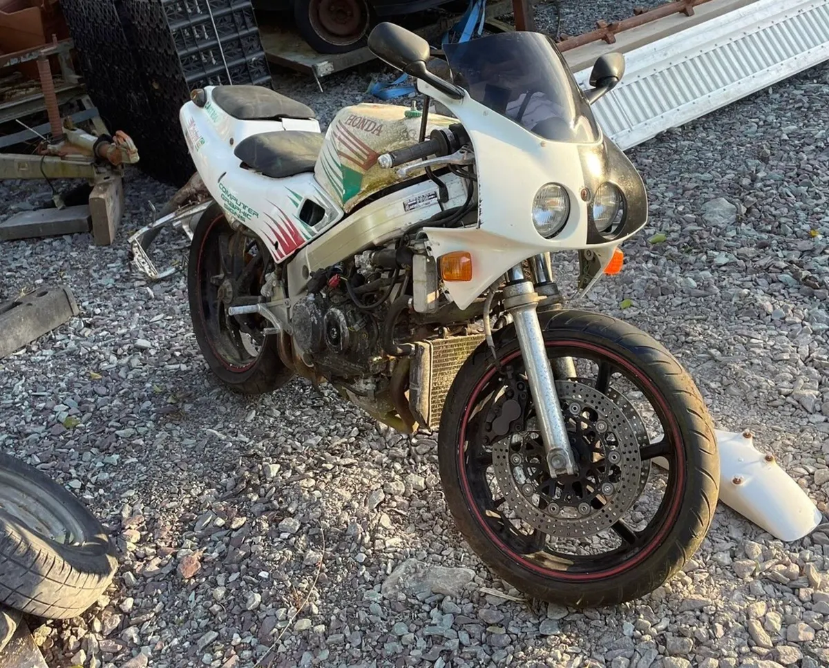 1990 vfr 400 (castrol edition) - Image 1