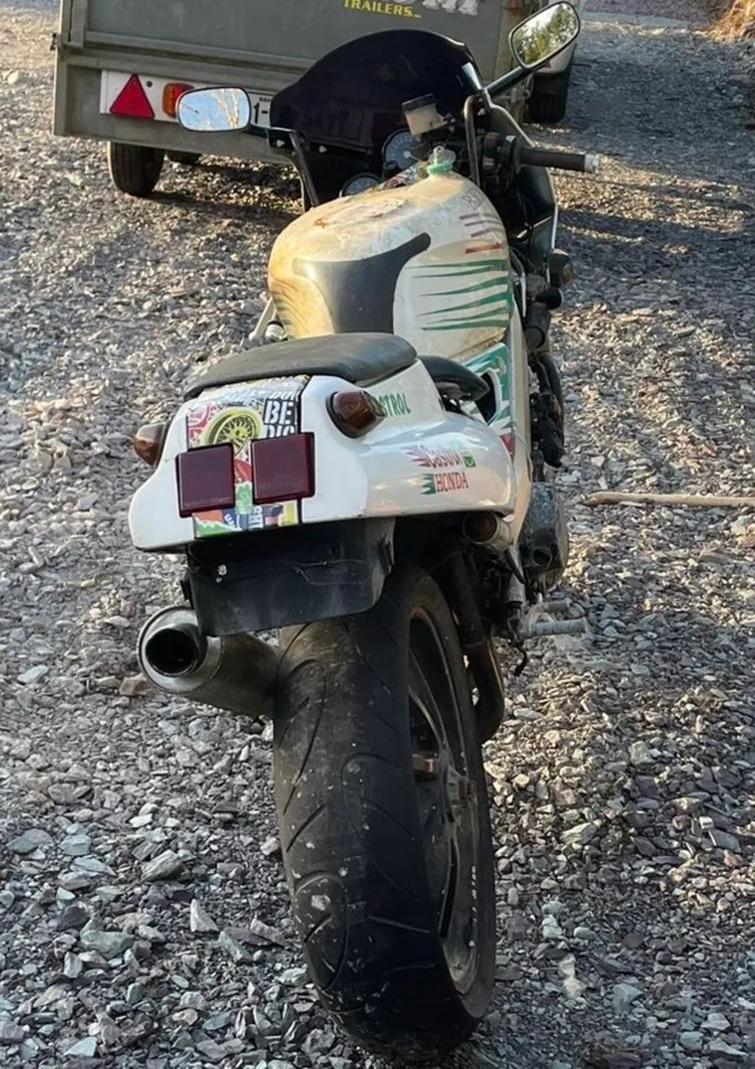 1990 vfr 400 (castrol edition) - Image 2