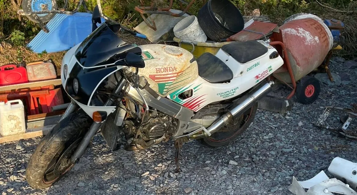 1990 vfr 400 (castrol edition) - Image 3