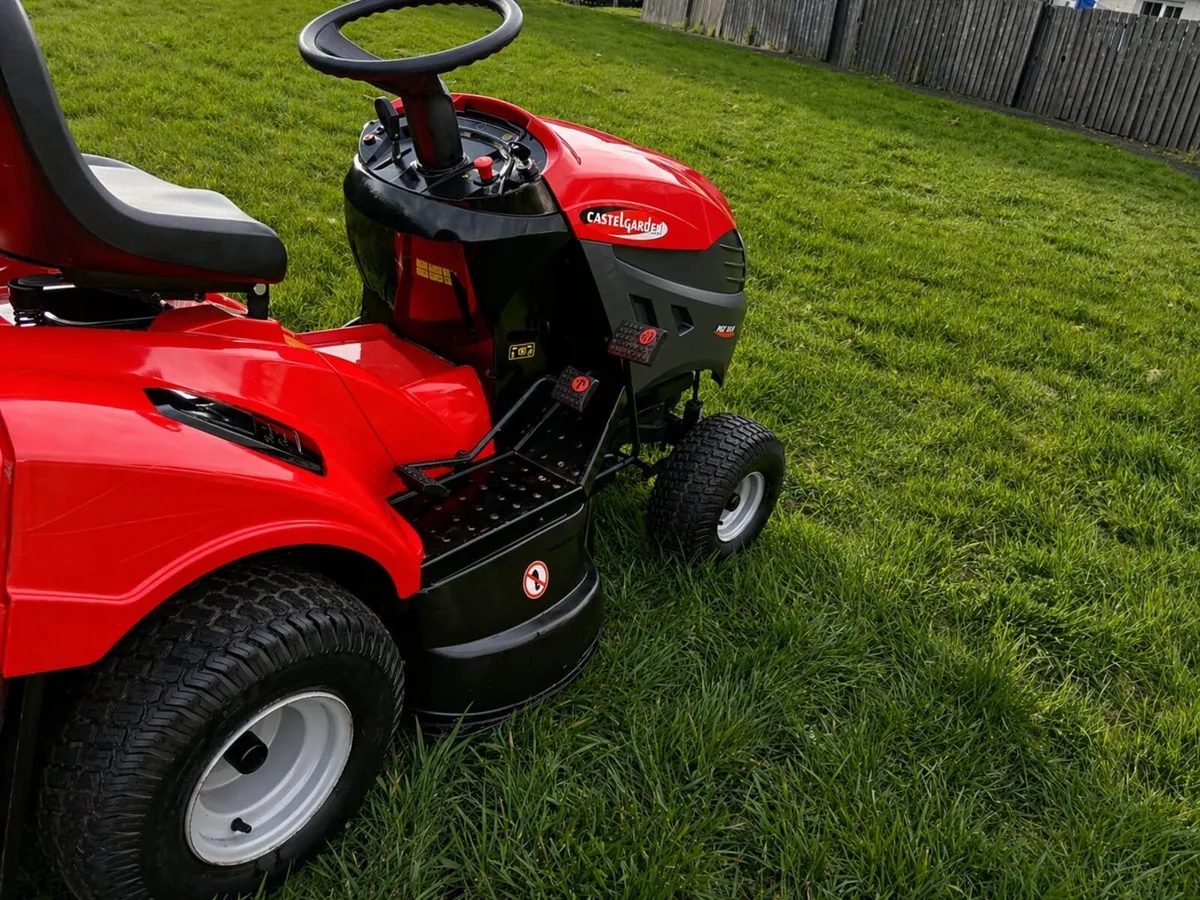 Castle garden ride on lawnmower - Image 2