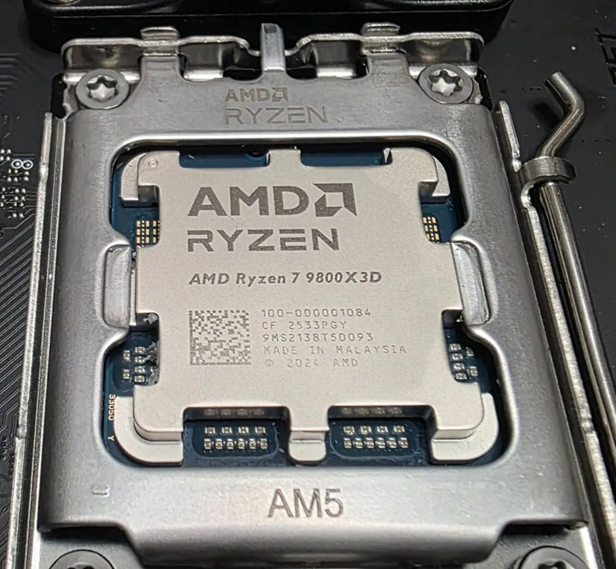 MSI X670E Tomahawk WiFi + Ryzen 7 9800X3D - Image 2