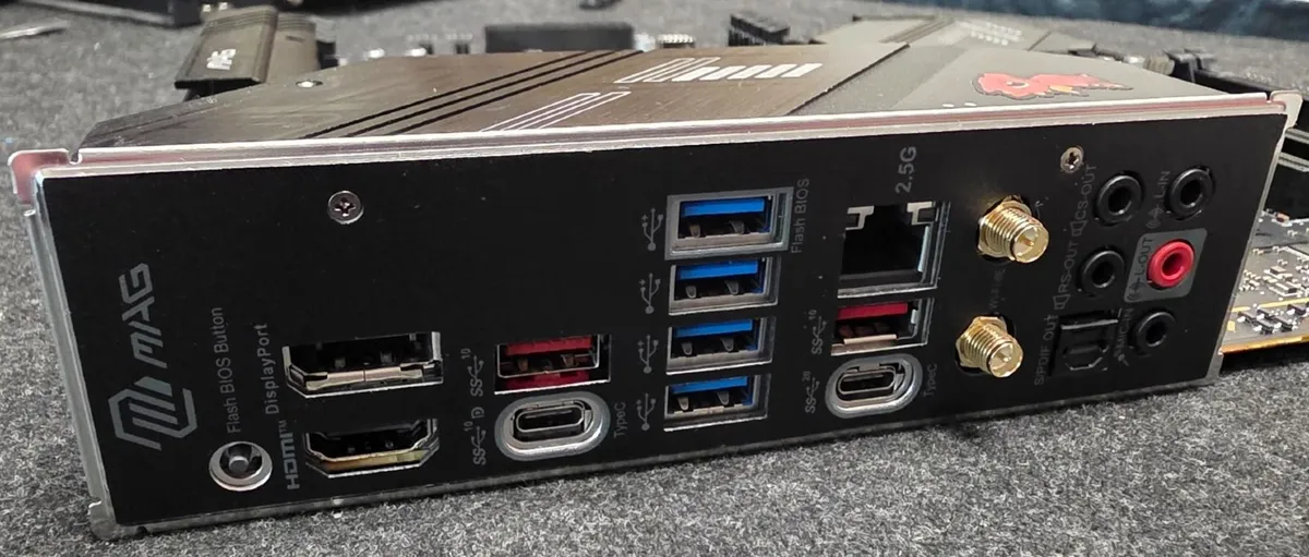 MSI X670E Tomahawk WiFi + Ryzen 7 9800X3D - Image 3