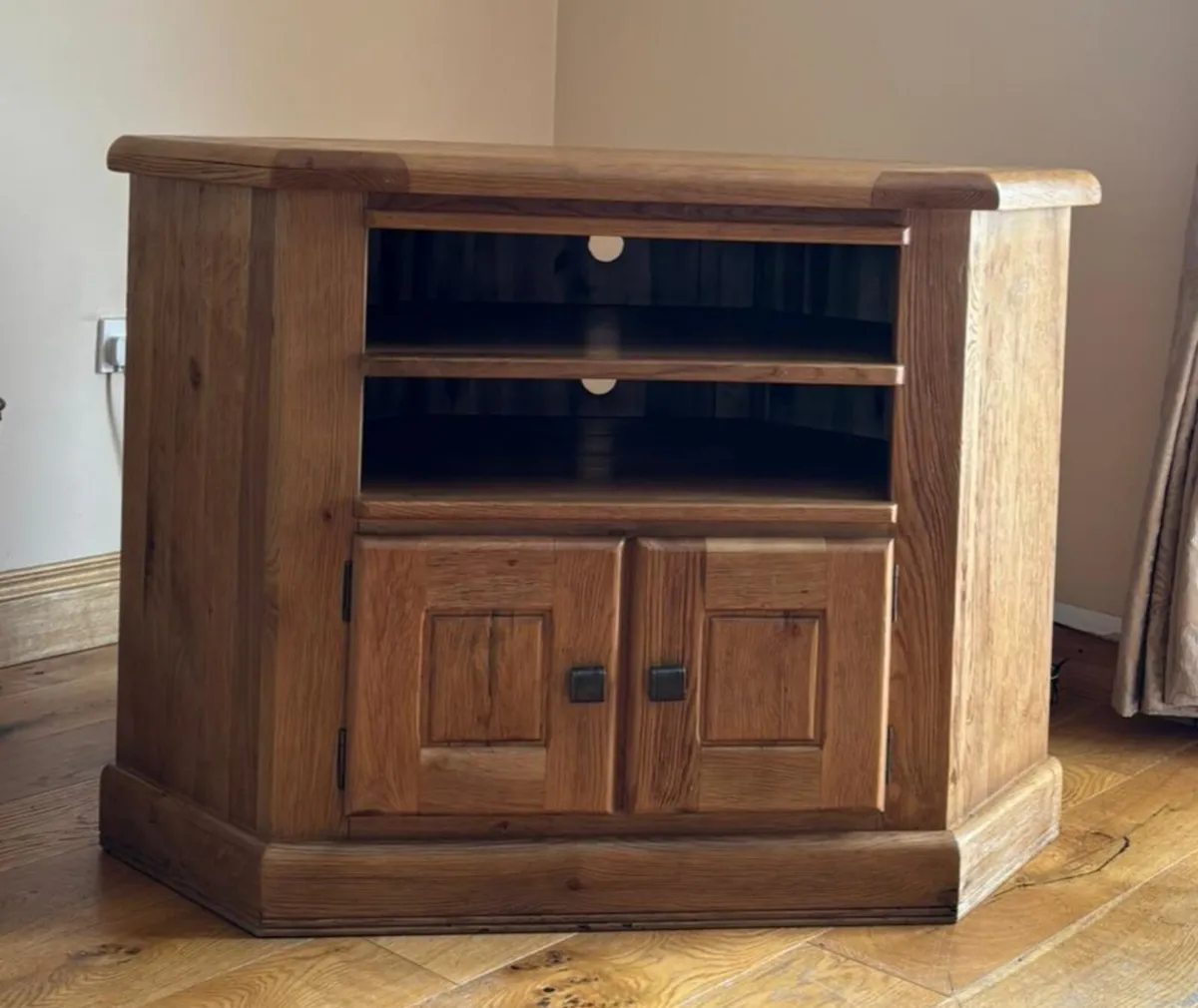 Oak TV Corner Unit - Image 1