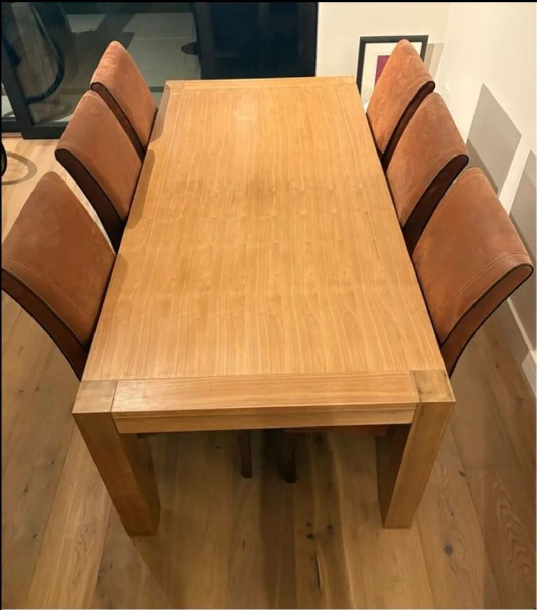 Table and chairs - Image 1