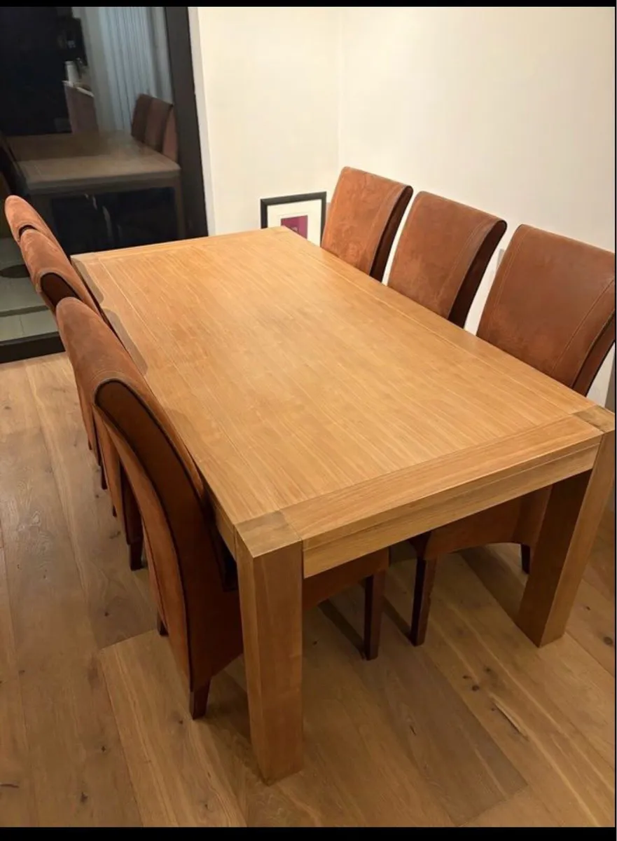 Table and chairs - Image 3