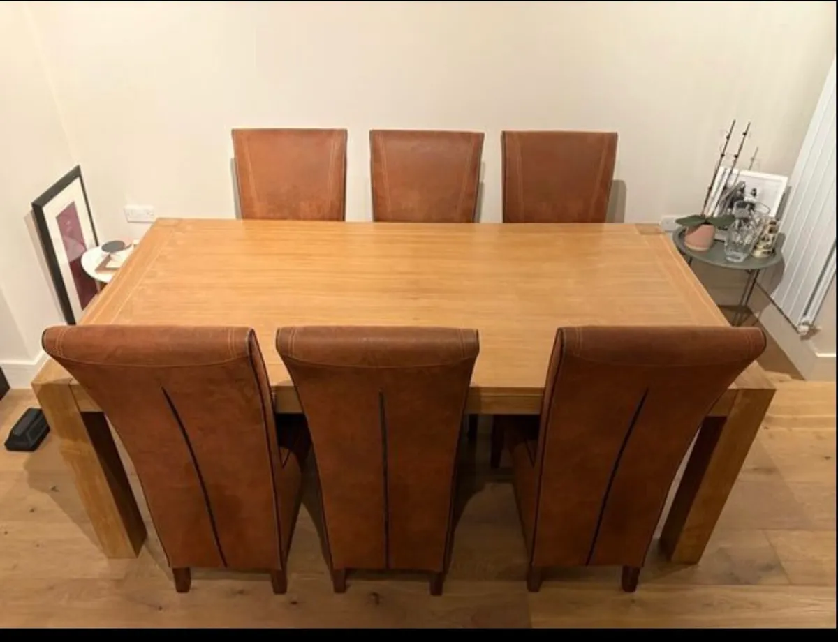 Table and chairs - Image 4