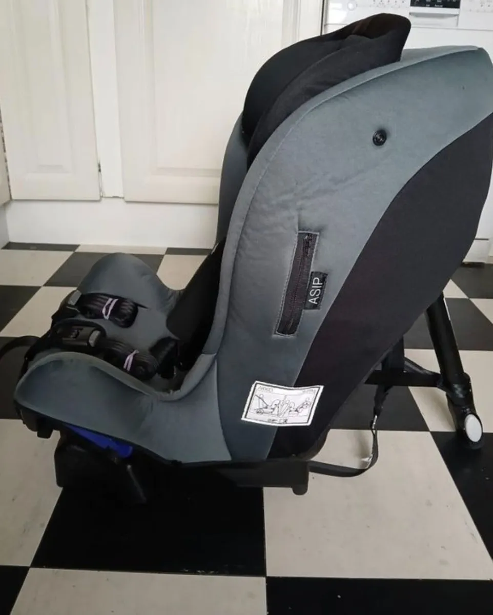 Axkid rearfacing car seat highest safety standard - Image 2