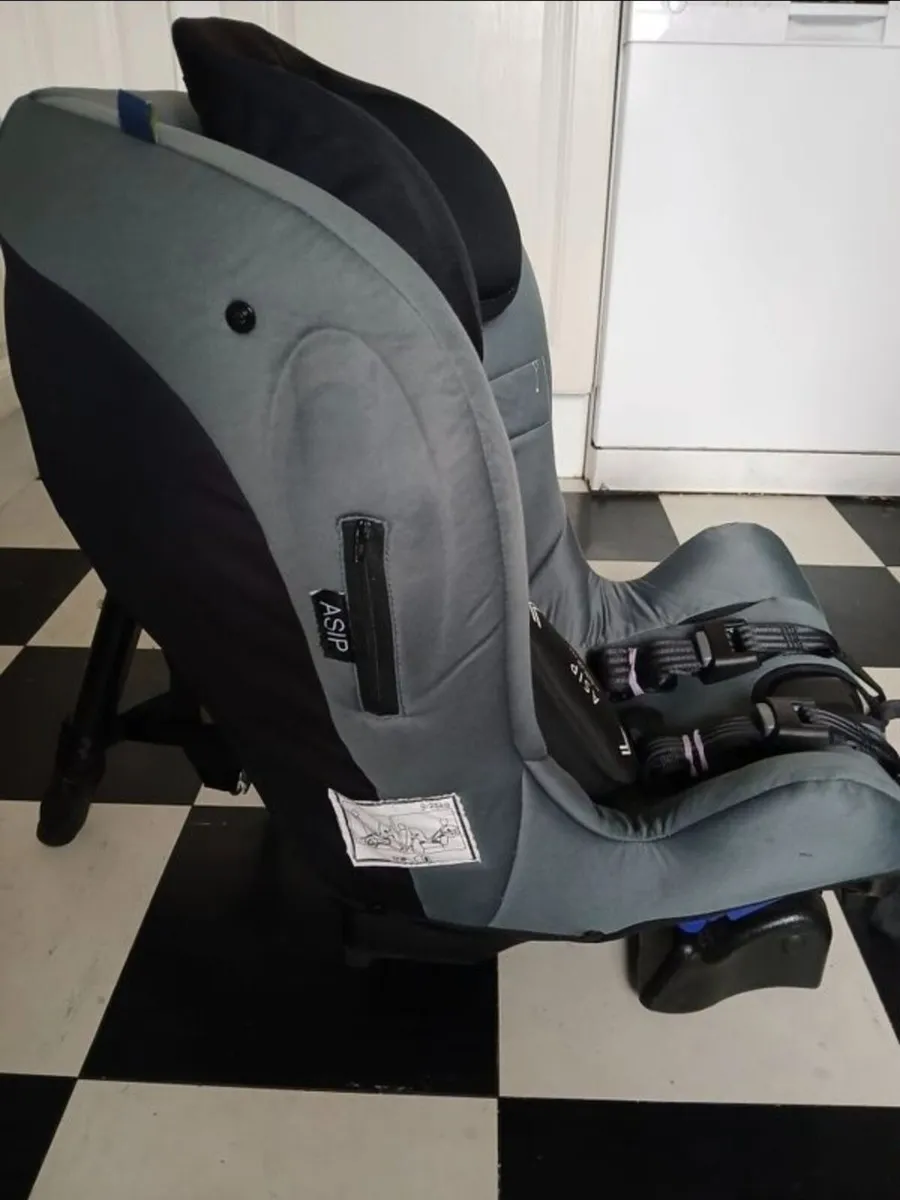 Axkid rearfacing car seat highest safety standard - Image 3
